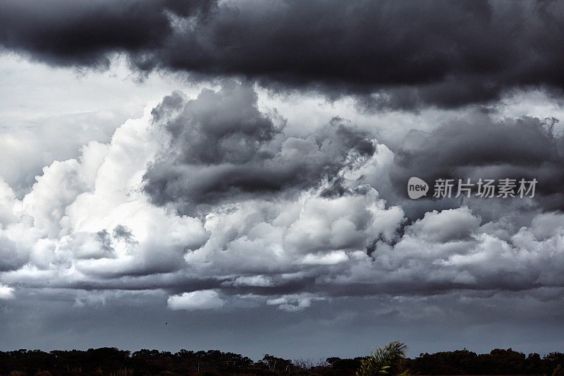 暴风雨的天空映衬着各种各样的云