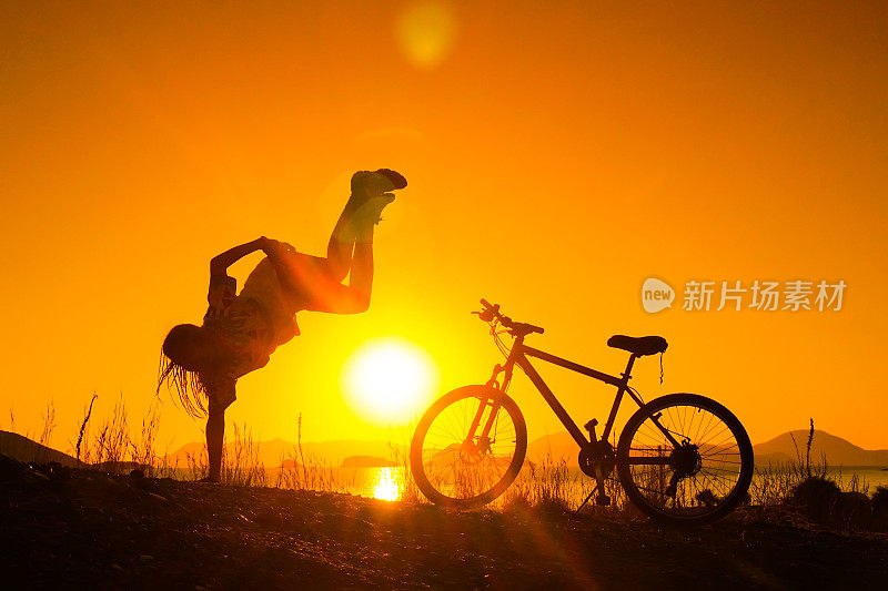 骑自行车在日落时分