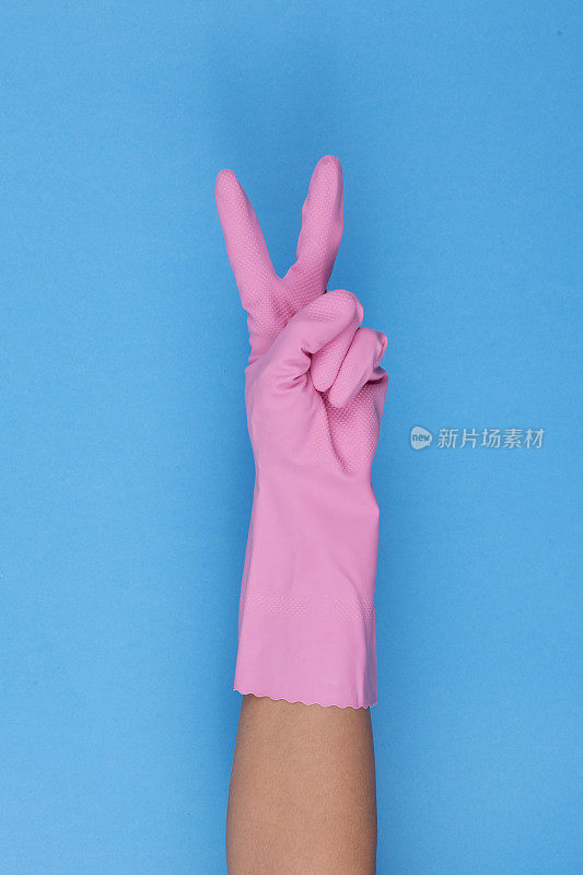 手上的粉色手套是二号。