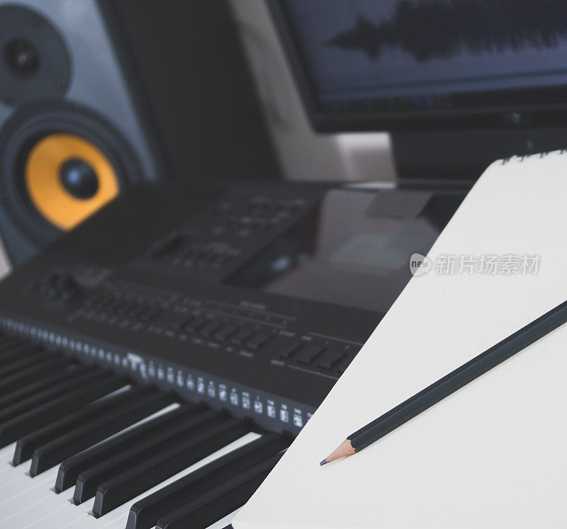 钢琴键盘，笔和表。作曲的概念。