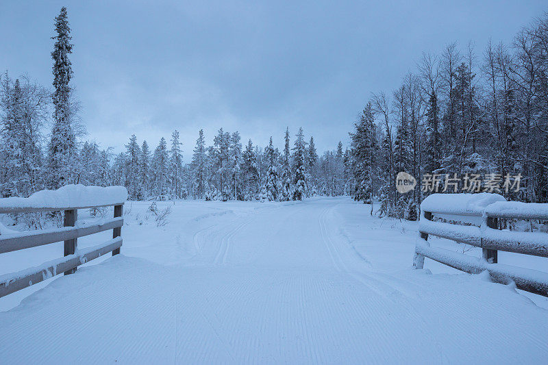 在芬兰的一座桥上的越野滑雪跑道