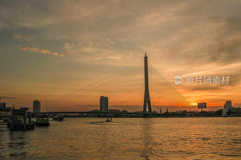 湄南河上的罗摩8桥剪影