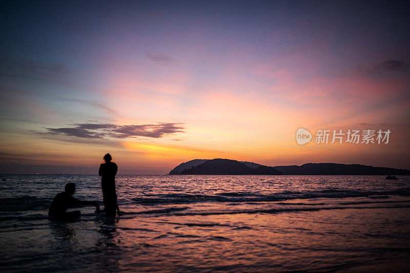 日落时分在马来西亚朗维岛，朗维岛