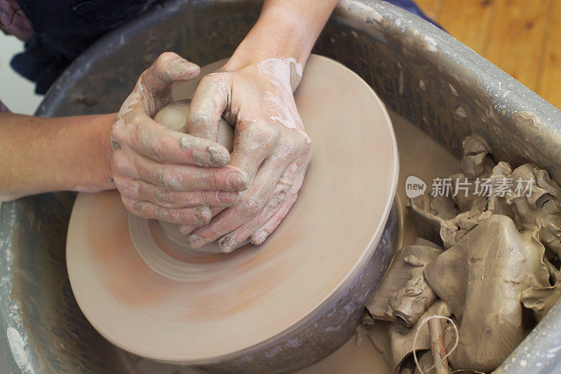 陶工用粘土和手转动