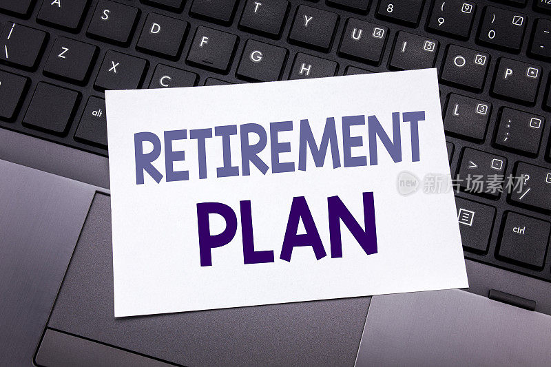 手写文字说明灵感显示退休计划。在黑色键盘背景上写在便利贴上的养老理财业务概念。
