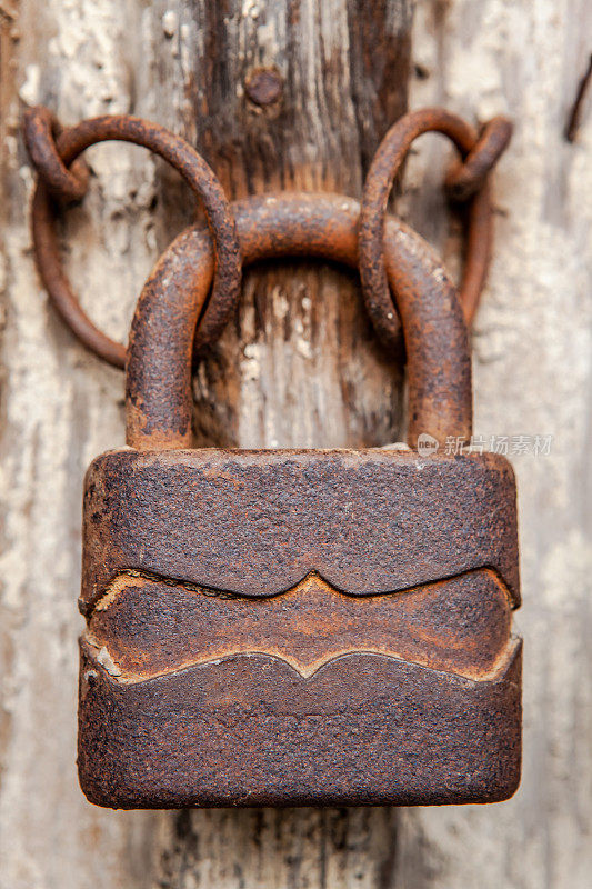 有旧锁的旧木门。