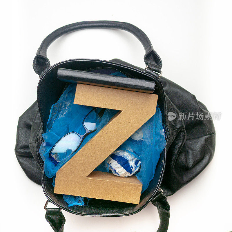 字母Z由棕色硬纸板制成，正好适合装入一个黑色皮革钱包