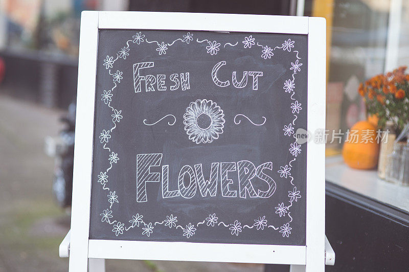 商店外的黑板上写着“鲜切花”