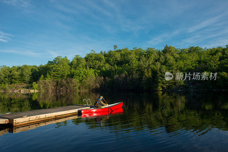 清晨，一个年轻人在加拿大划船