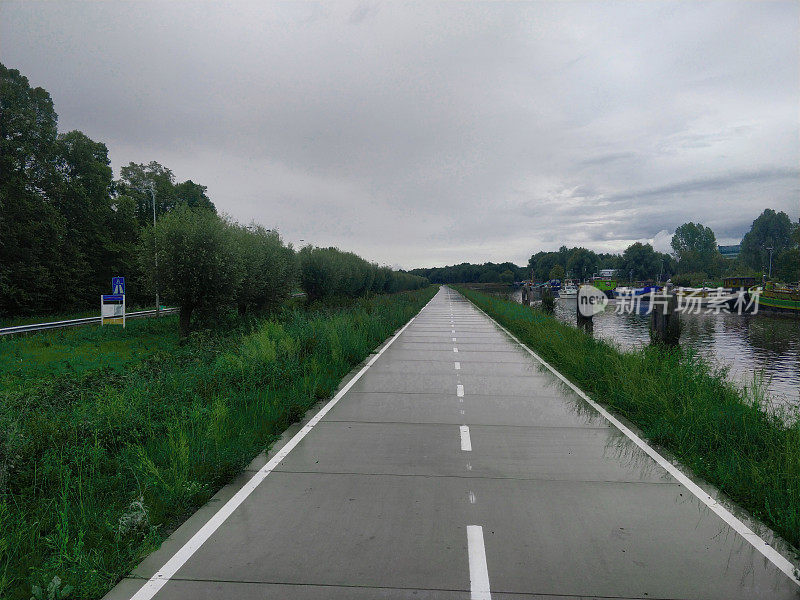 位于荷兰，紧邻河流和高速公路