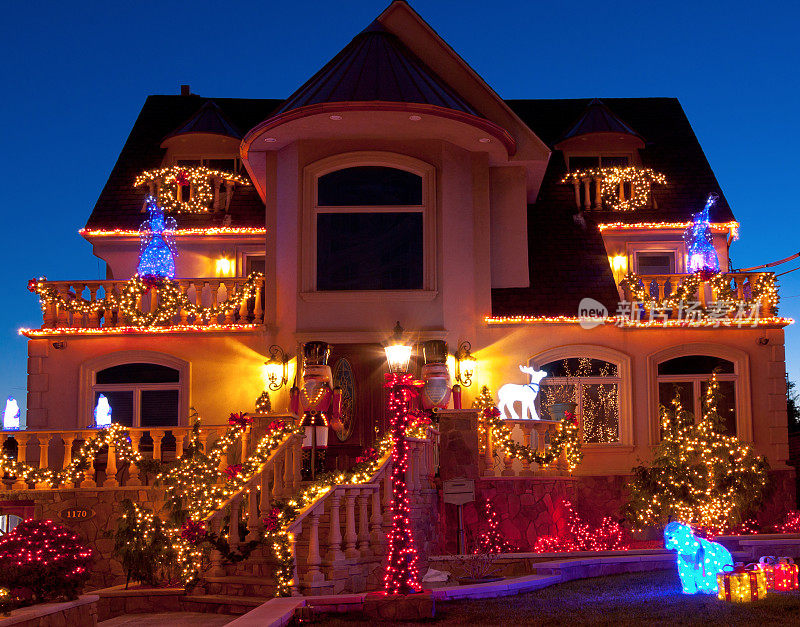 日落时分，纽约奢华的布鲁克林别墅挂着圣诞彩灯。