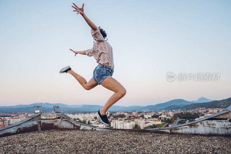 女人高兴得跳起来