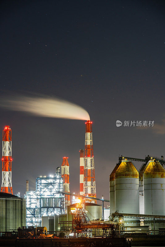 大型石化工厂晚上