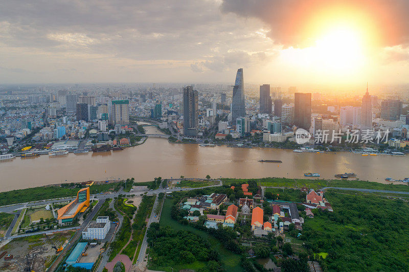 鸟瞰图胡志明现代办公大楼，公寓，居住在胡志明市中心的日落风景，胡志明是东南亚人口最多的城市。越南胡志明。