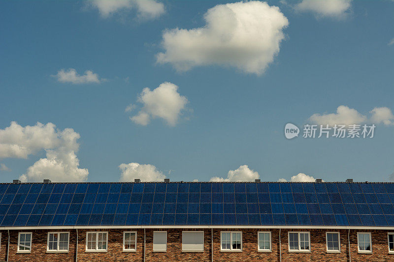 新住房完全覆盖太阳能电池板屋顶