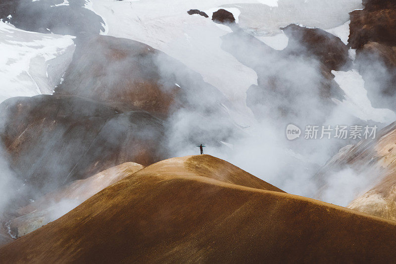 在冰岛的火山景观和冰川上的女人