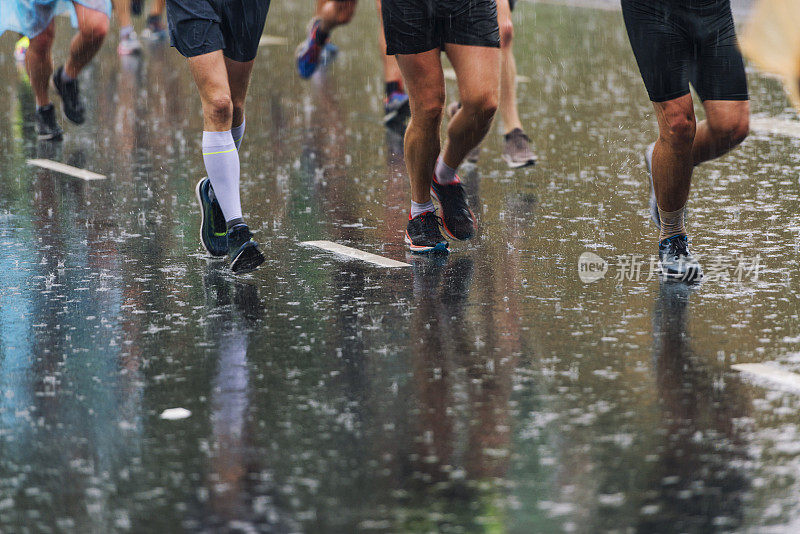 恶劣天气下的马拉松选手