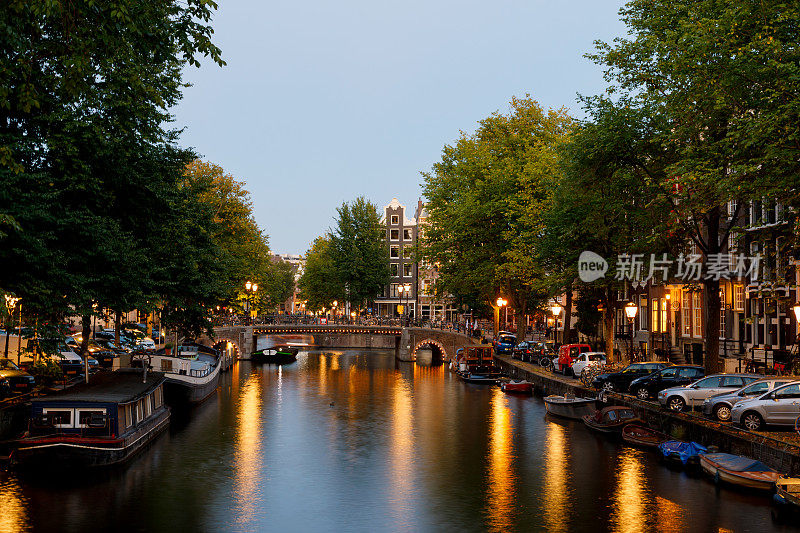 阿姆斯特丹运河Brouwersgracht在黄昏
