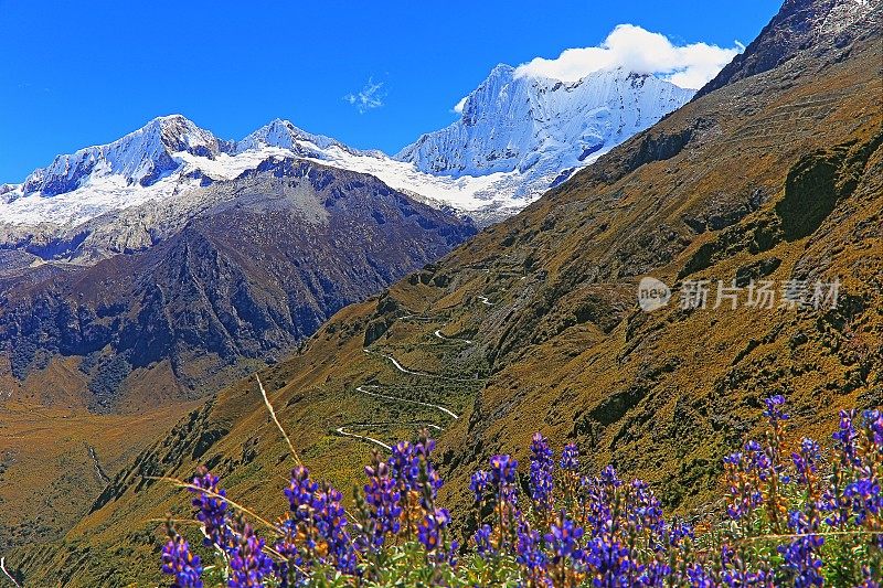 秘鲁卡什的波塔丘埃洛蜿蜒山路