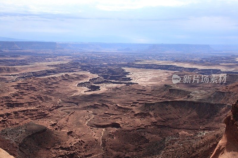 降落在犹他州峡谷地国家公园的天空中