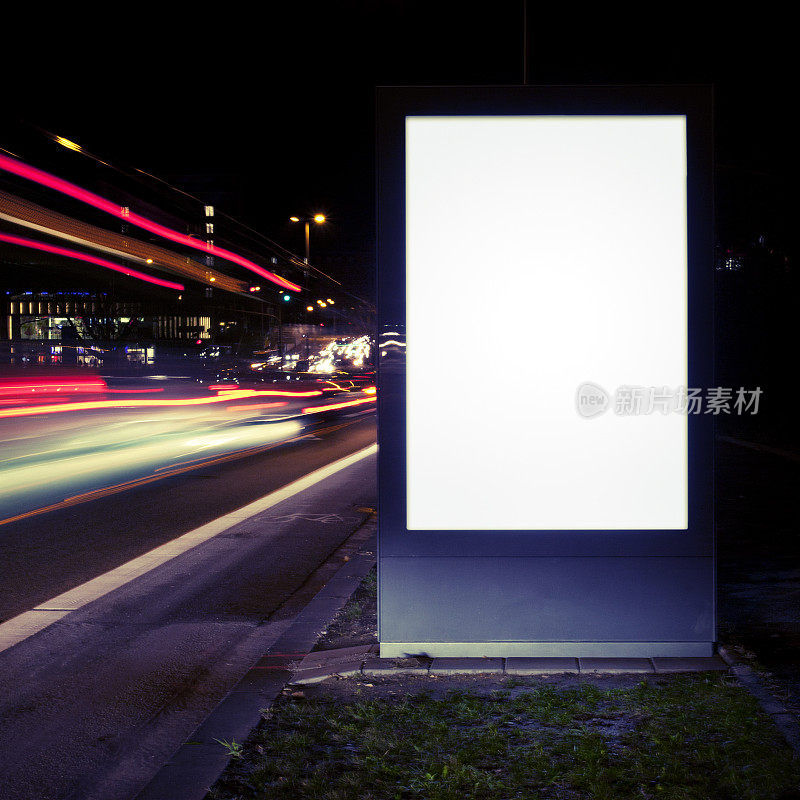 夜晚城市街道上的空白广告牌