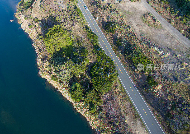 1号公路:俯视图，瓜拉拉河旁的加州1号公路无人机