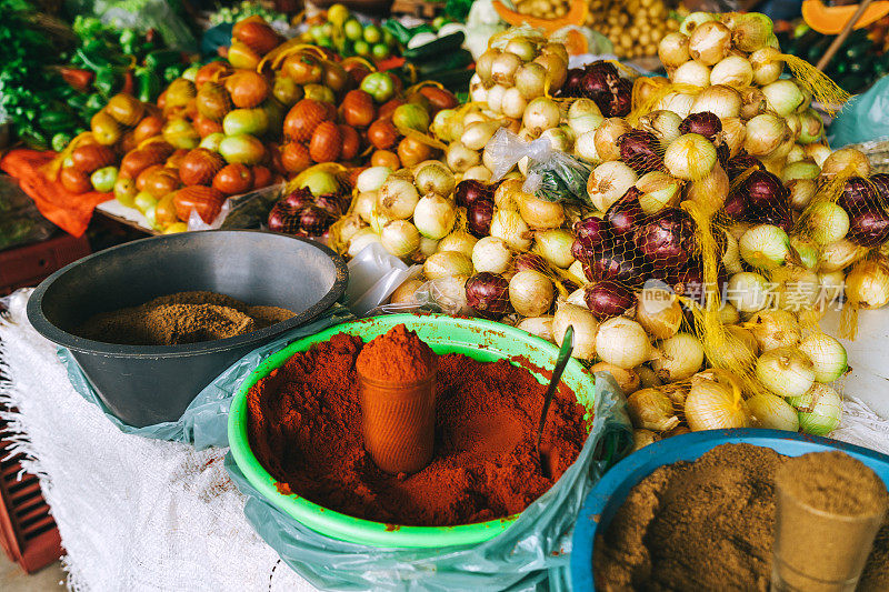 巴西巴伊亚的蔬菜和香料市场摊位