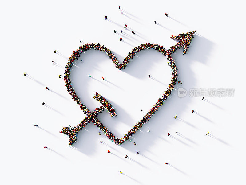 人群组成一个大的心和箭的象征:情人节的概念