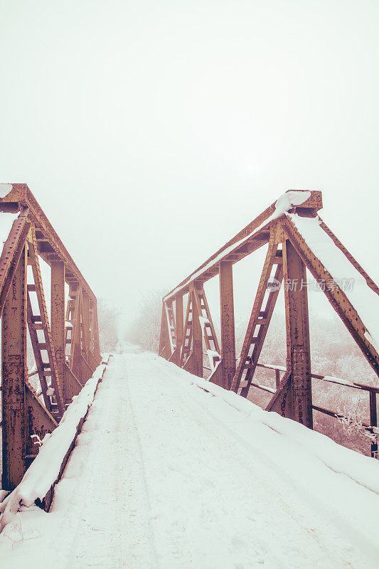 冰冻的钢桥