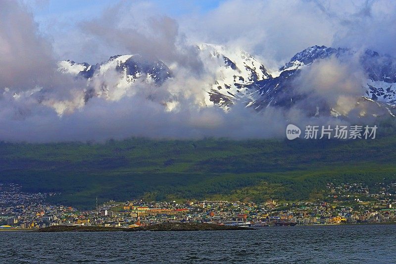 乌斯怀亚的城市景观和安第斯山脉从比格尔海峡，火地岛，阿根廷