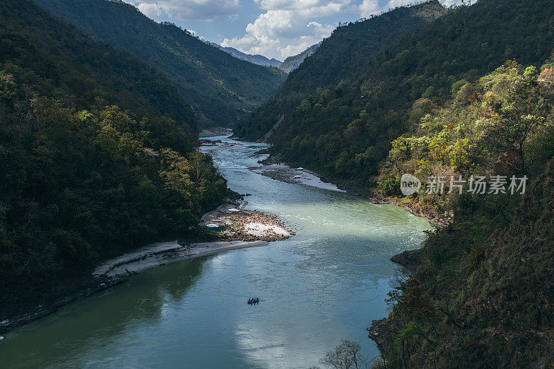 峡谷中的河流