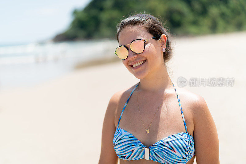 海岸线上的巴西妇女肖像背景