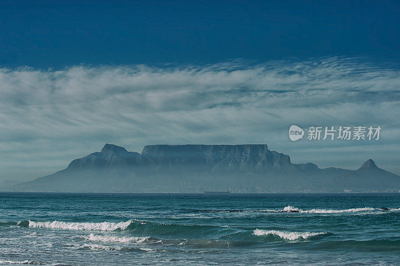 来自Bloubergstrand的桌山