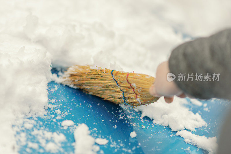 从车上清除雪的人