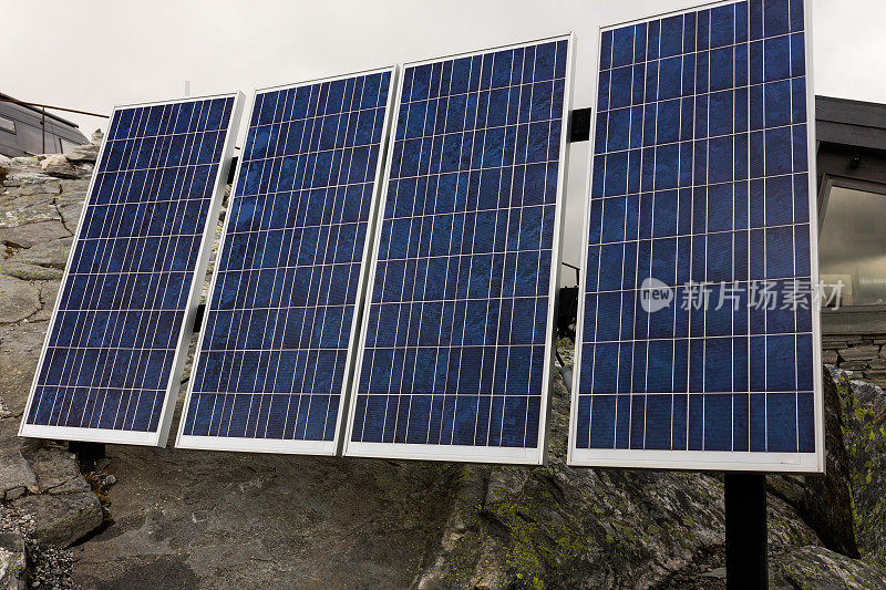 挪威山上的太阳能电池板