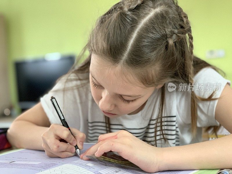 女学生在家学习