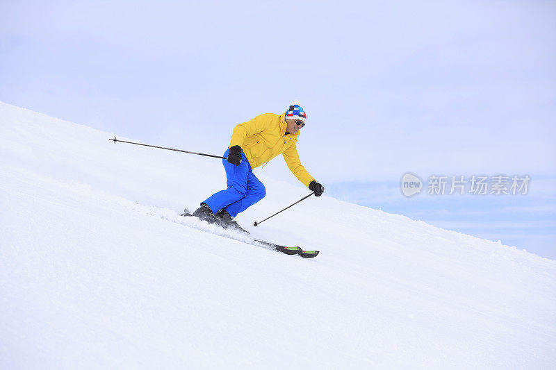 业余冬季运动高山滑雪。男子滑雪者在滑雪场滑雪。高山雪景。利维尼奥，阿尔卑斯山，欧洲，意大利。