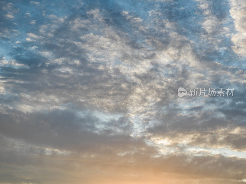 带有阳光的穆迪Cloudscape