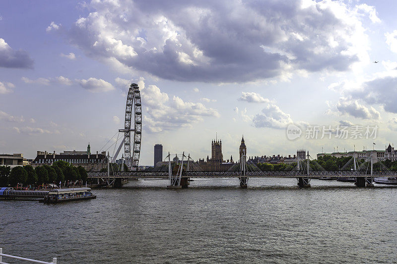 从泰晤士河上的一座桥上，可以看到许多伦敦最受欢迎的旅游和历史景点从这条河