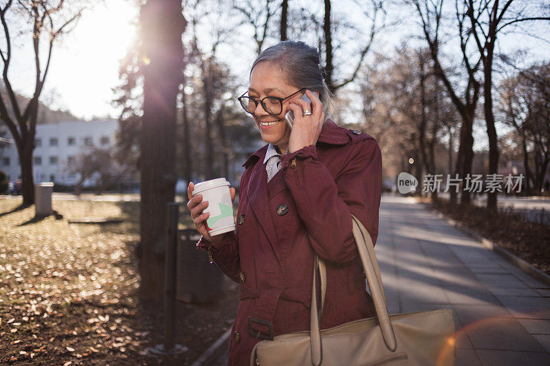 女商人在讲电话