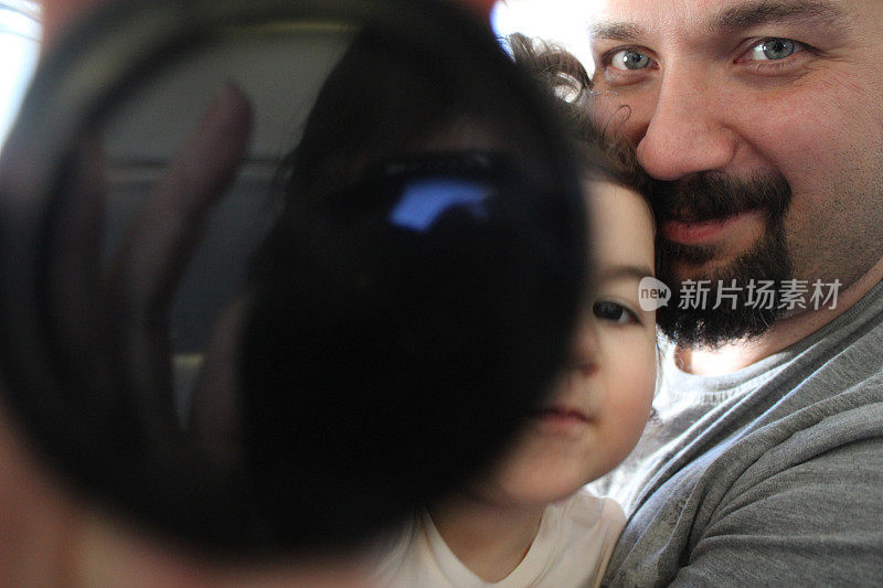 孩子和爸爸在飞机上