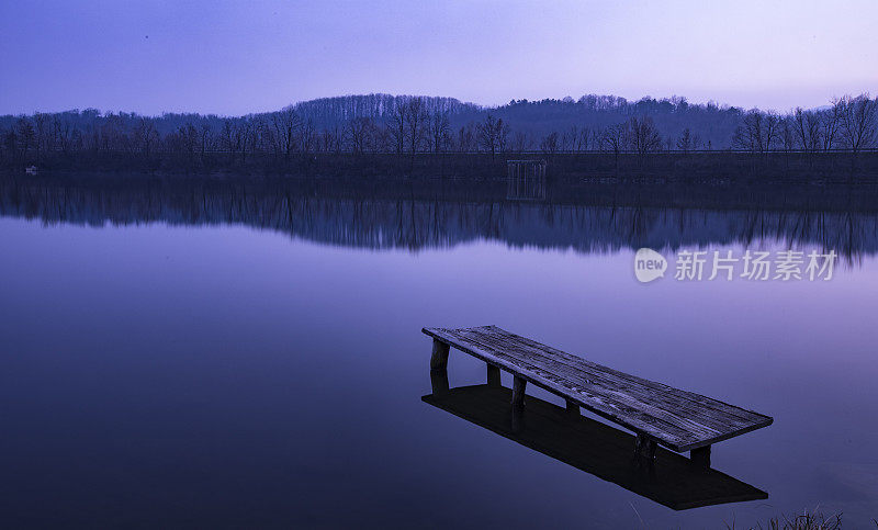黄昏时分，湖中的小木凳