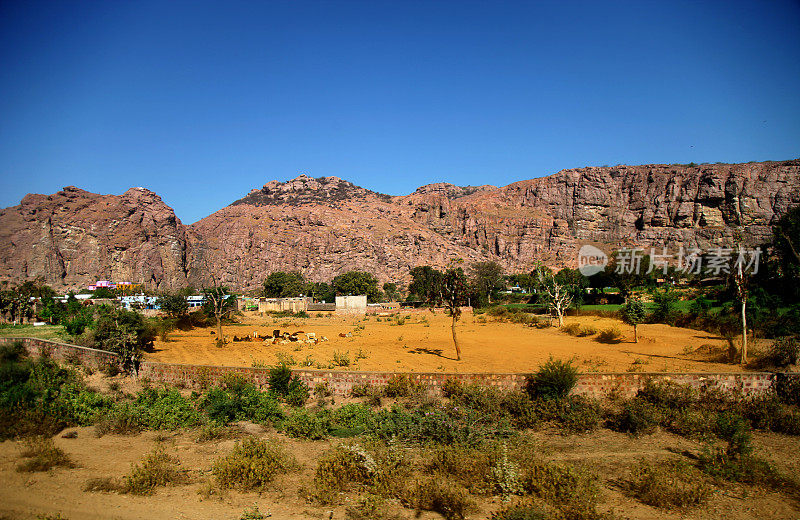 村庄在山