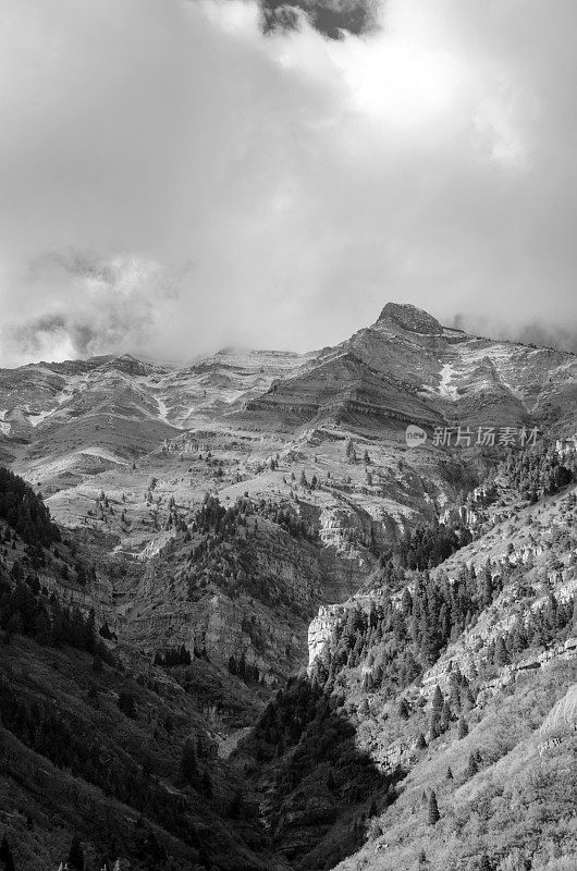 犹他州盐湖城的奥格登和山脉在秋天被拍摄成黑白照片