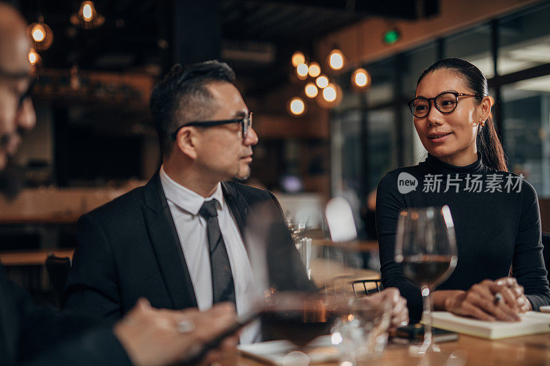 商务人士在饭店开会