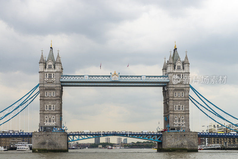 前视图的塔桥在泰晤士河上的伦敦市，英国，英国。
