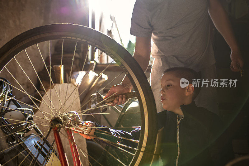 父亲和儿子在修理自行车