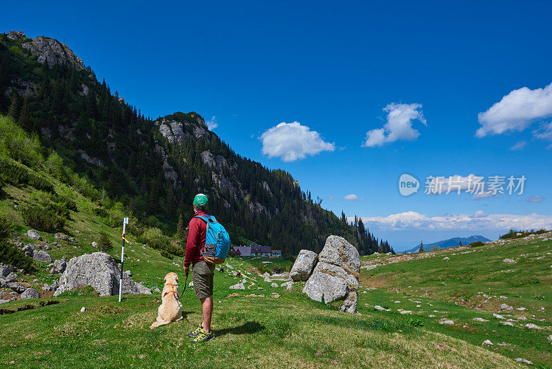 欣赏风景的徒步旅行者