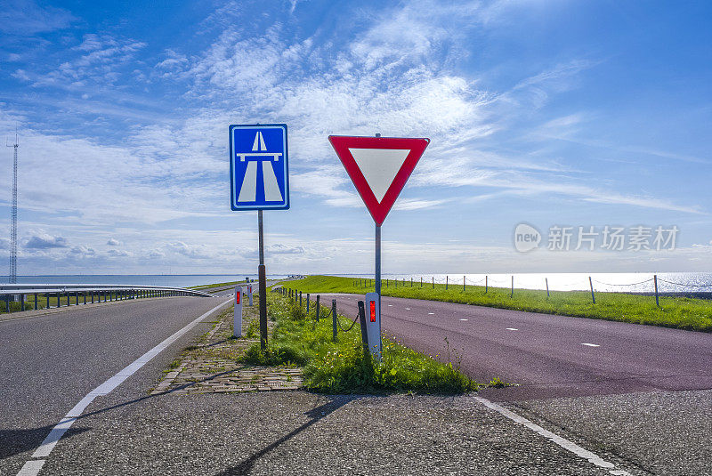 两个交通标志，荷兰