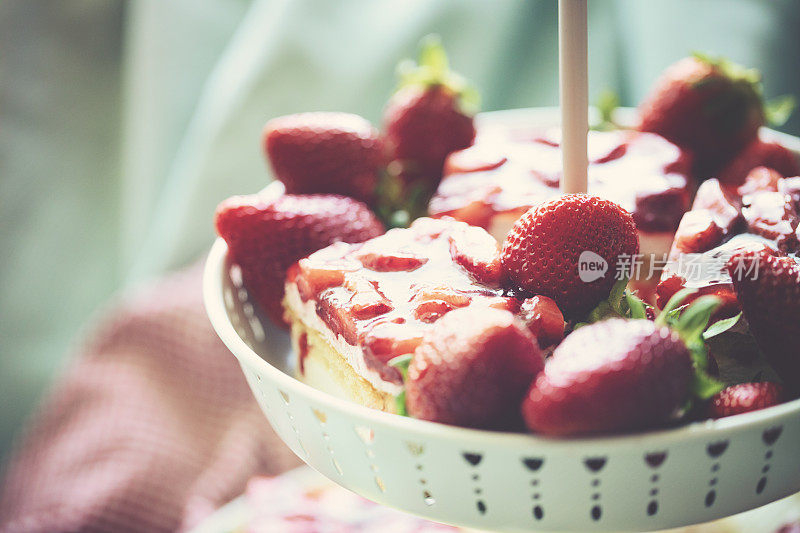 草莓奶油蛋糕配新鲜草莓